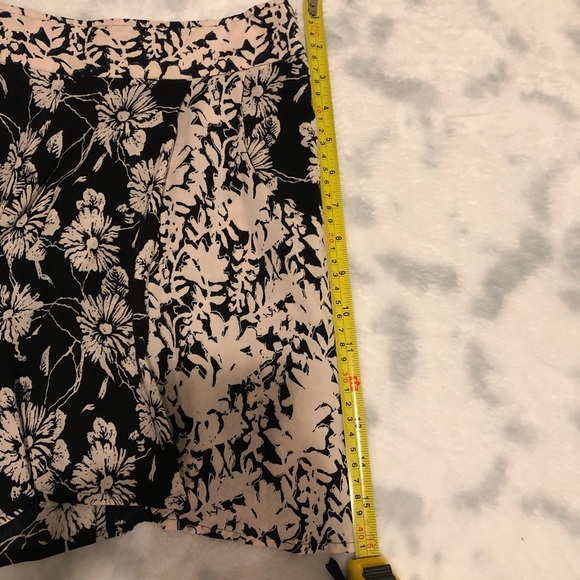 Free People Floral Black/Cream shorts Size: (2) - Picture 9 of 11